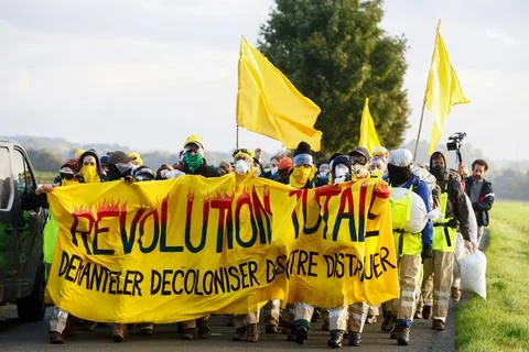 Blocking of the TotalEnergies site in Feluy by the 'Code Rouge' coalition, Belgi Stock-Fotos