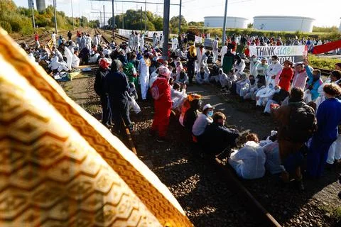 Blocking of the TotalEnergies site in Feluy by the 'Code Rouge' coalition, Belgi Stock-Fotos