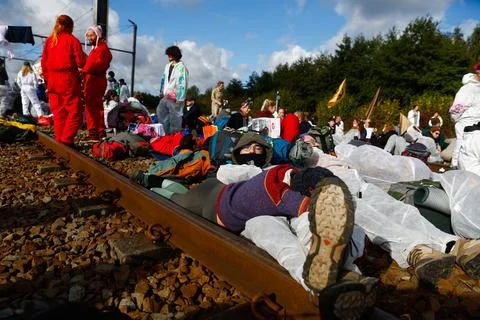 Blocking of the TotalEnergies site in Feluy by the 'Code Rouge' coalition, Belgi Stock-Fotos