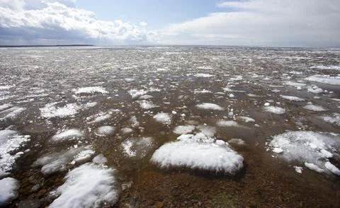 Blocks of melting sea ice float to the shore at Spring thaw, Finland Foto stock