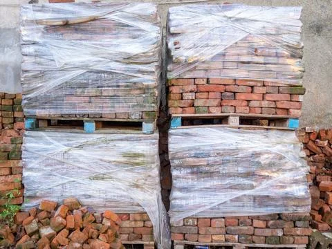 Blocks of red bricks in polyethylene. Brick pallets. Forget building materi.. Stock-Fotos