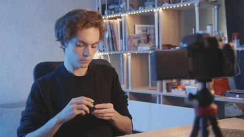 The blogger puts on a wireless lavalier microphone, turns on the camera, greets. Vidéo 204075162
