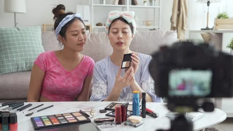 Blogger show tutorial beauty cosmetic product 動画素材 121505780