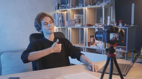 The blogger shows a thumbs up to the turned on camera. Stockbeeldmateriaal 204073901