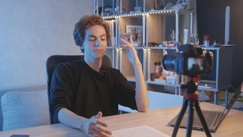 The blogger speaks in front of the camera, checks the text, and speaks further. Vidéo 204077026