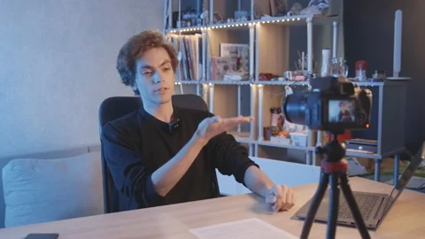 The blogger talks with the camera turned on. Actively gesticulating. 库存影片 204074597