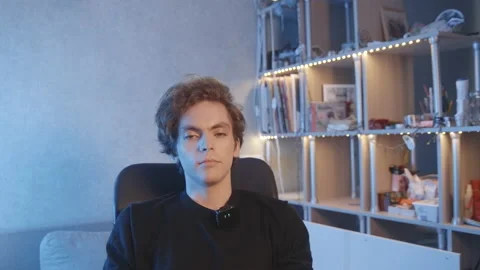 The blogger turns off the camera, lays on the back of the chair, rests. Vidéo 204074288