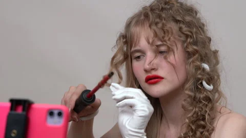 Blogger is using a curling wand to style hair Stock Footage 271128432