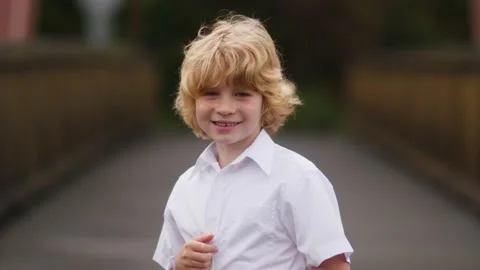 Blond boy turns towards camera Vídeo Stock 132071241