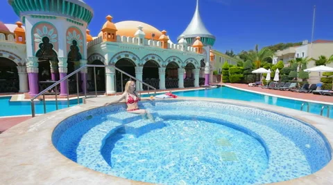 Blond lady in pool. 動画素材 49472320