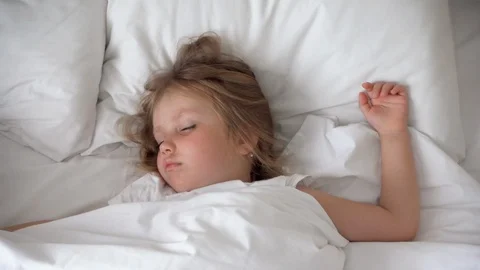 Blond little girl sleeping | Stock Video
