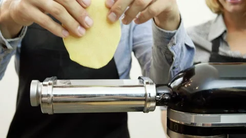 Blond man using a dough roller at cooking master class. 4K Vidéo 91359411