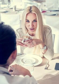 Blonde and brunette girls talking about "last news" Foto stock
