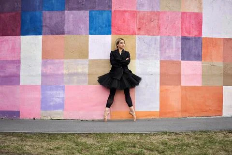 Blonde ballet dancer posing next to colorful wall Foto stock