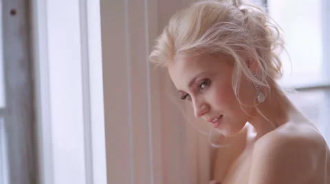 Blonde with bare shoulders Video stock 61785052