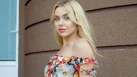 Blonde blue eyes on a wall background Stock-Footage 114755947