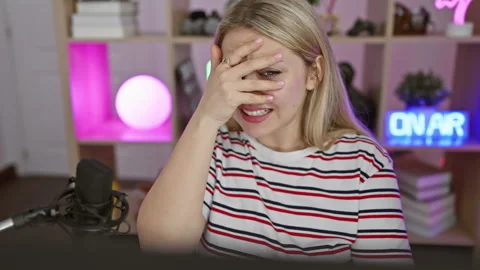 Blonde bombshell streamer caught giving the shock-peek! young damsel hides .. 库存影片 268554537