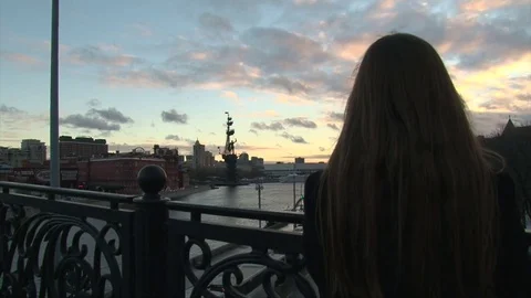 Blonde girl back to camera looking from the bridge on Moscow river 스톡 동영상 72284713