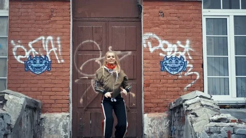 Blonde girl dancing on the steps. Video stock 141002909