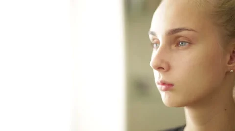 Blonde girl waiting to start the process of makeup Stock-Footage 68014401