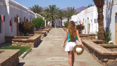 Blonde goes around traditional egyption buildings Vidéo 74101708