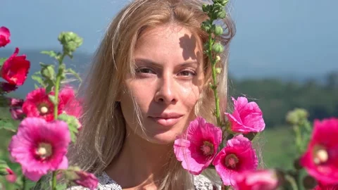 Blonde looking straight in to the camera at the flower field 스톡 동영상 144194864