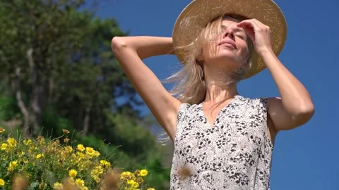 Blonde with straw hat posing in the field Stock Footage 144117670