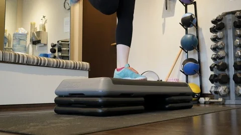 Blonde woman does step ups at home gym. Video stock 105040085