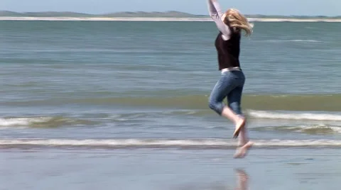 Blondie running by the sea Stockbeeldmateriaal 40413151