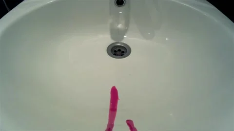 Blood flowing into the sink 스톡 동영상 68713618