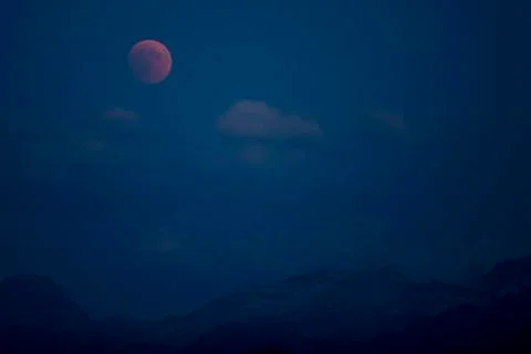 Bloodmoon total lunar eclipse over mountain range Immensee Switzerland Europe Foto stock