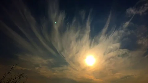 The Blooming cirrus: Time lapse Stockbeeldmateriaal 80148558
