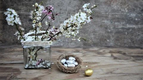 Blooming spring branch and easter eggs. Easter horizontal background. 스톡 사진
