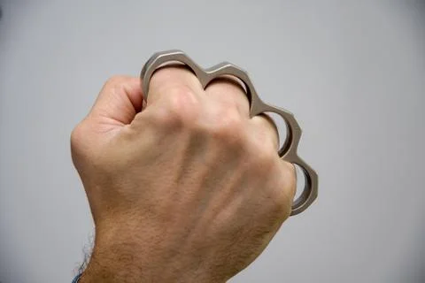 Blow brass knuckles from the bottom up, causing serious bodily harm, a threat 스톡 사진