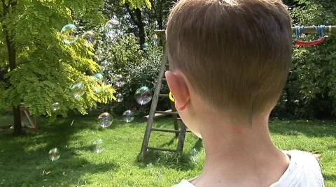 Blowing bubbles Vídeo Stock 506359
