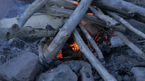 Blowing on a campfire to re-ignight the flame 스톡 동영상 77996218