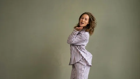 Blowing kiss while jumping and laughing Video stock 104928896