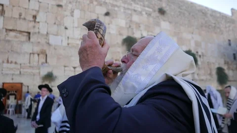 Blowing of Shofar at Western Wall 動画素材 69888151