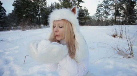 Blowing snow from gloves. 動画素材 49390757