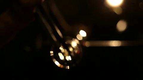 Blowing a wine glass Vídeos de archivo 80167686