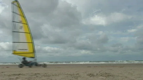 Blowkarts on the beach 스톡 동영상 643133