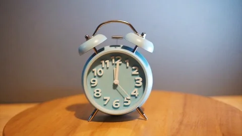 Blue Analog alarm clock. 库存影片 87645539