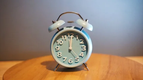 Blue Analog Alarm Clock. 库存影片 87645566