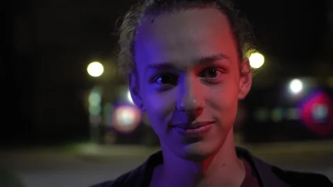 Blue and red light on young men's face outdoors at night 4 Vidéo 95861412