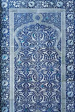 Blue and white ceramic tilework with intricate floral arabesque patterns at.. Stock Photos