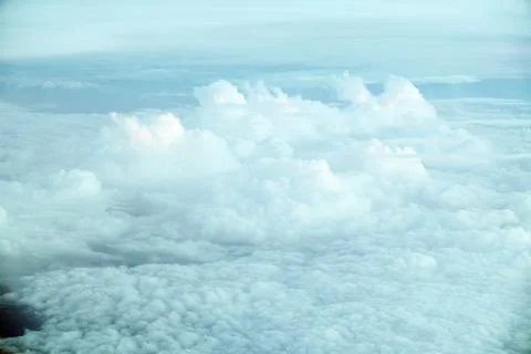 Blue and white clouds under the wing of an airplane. Foto stock