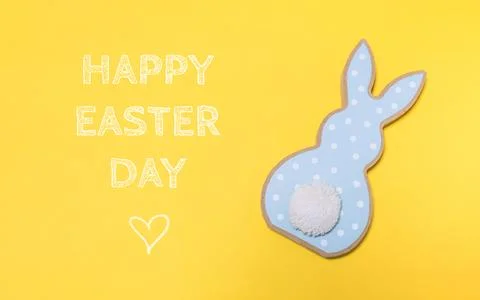 Blue and white Easter bunny is on a yellow background 스톡 사진