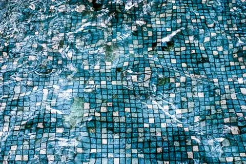 Blue and white grid pattern of the bottom of a pool. 스톡 사진