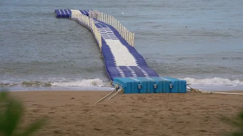 Blue and white Plastic Modular Floating Dock on the Sea 库存影片 145176268