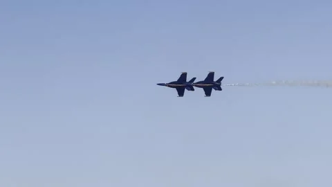 Blue Angels - 2 solos Delta Roll Vídeo Stock 254965482